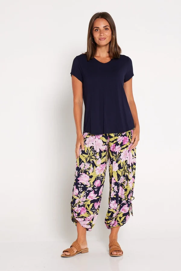 Cheyenne_pants_3607UQ__navy_floral_9691_5e0ea1b5-ecc2-425a-9a29-a80550fac97f.webp
