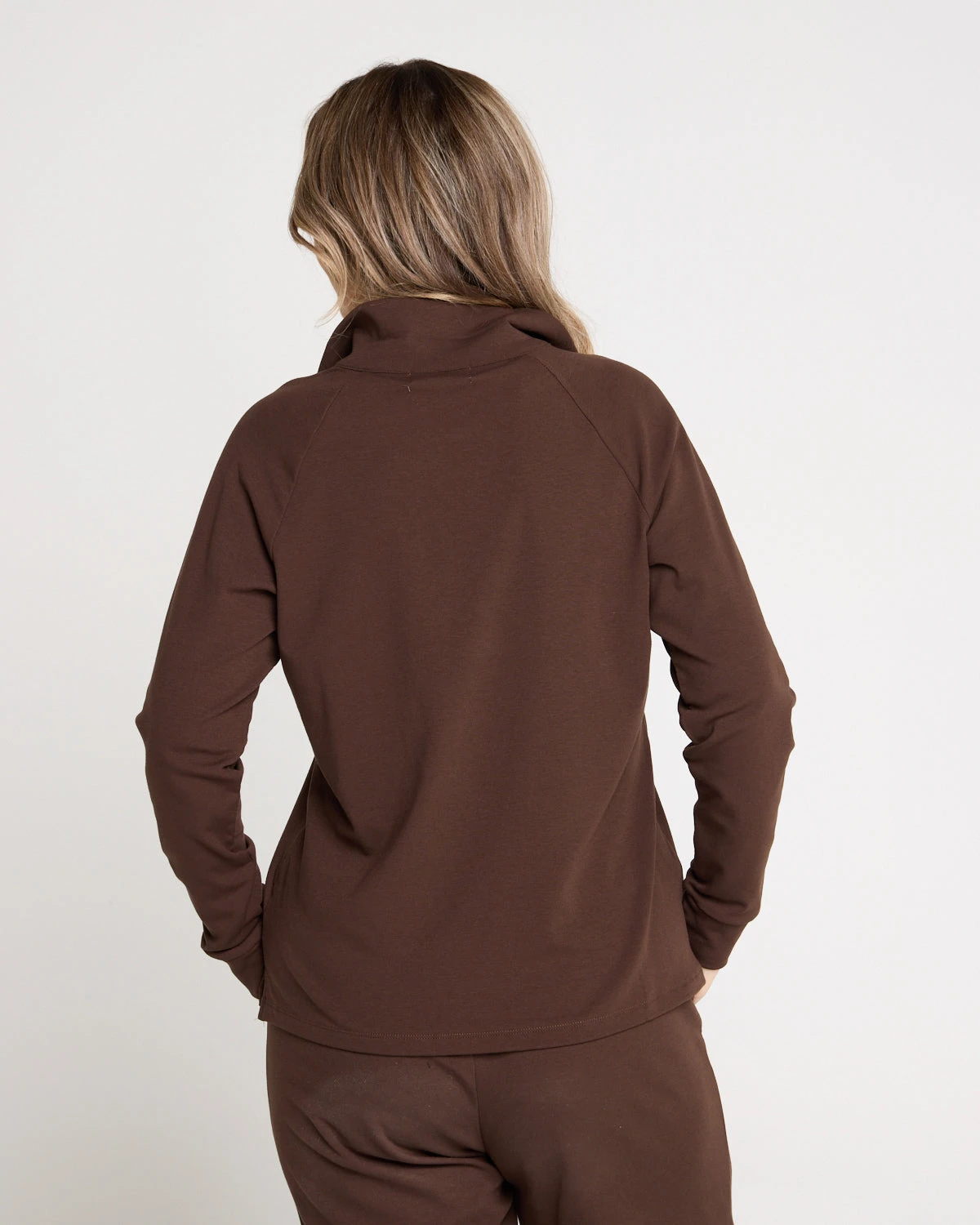 UCT31144_Chocolate_Weekend_COWL_Top_UCP31139_Chocolate_Weekend_Life_Pant_05904x5product-social.webp
