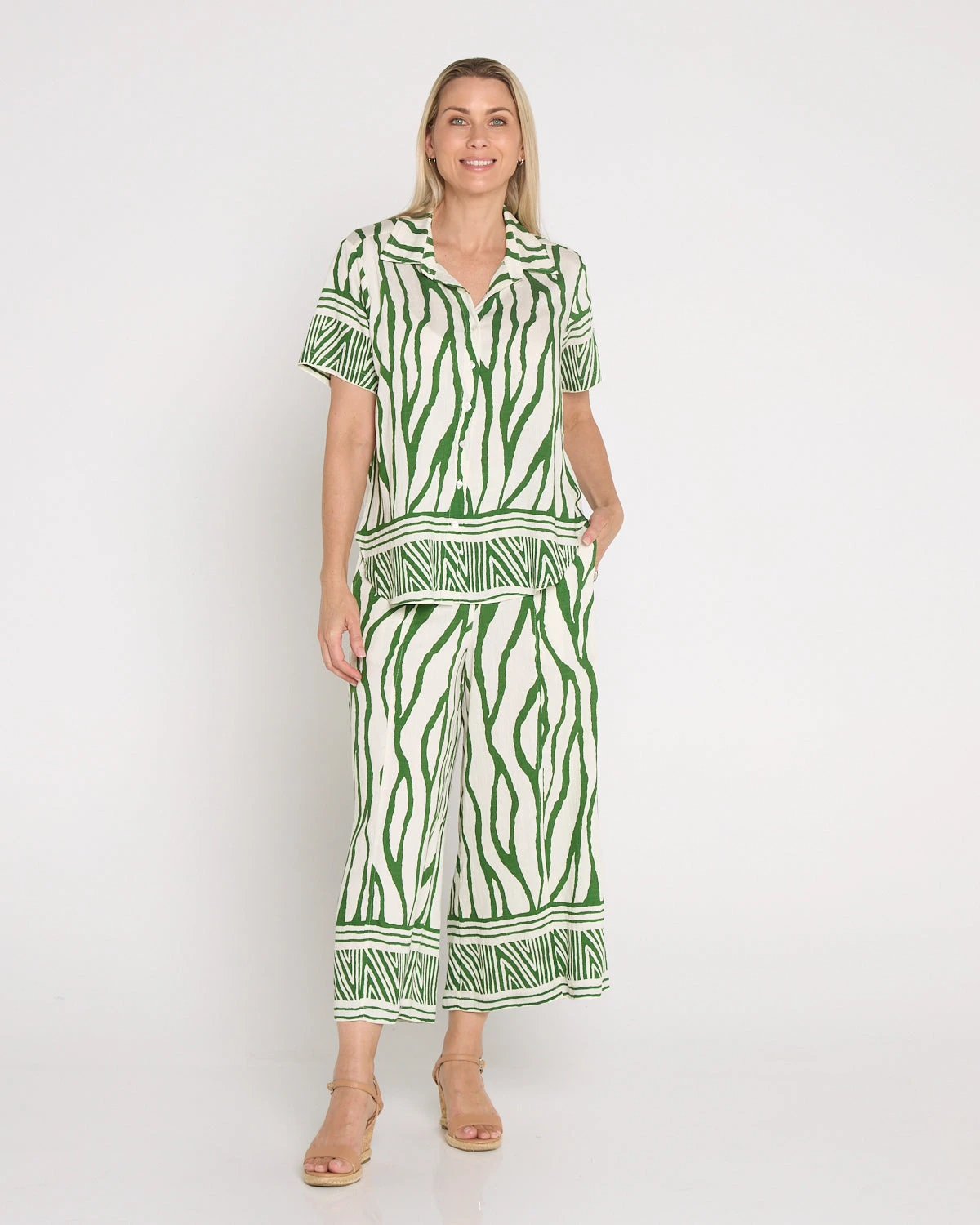 VLB31971_Border_Top_Green_VLP31974_Border_Print_Pant_Green_0467_66b00ed6-5efa-442c-ae2b-dcc2a20b8f1c.webp