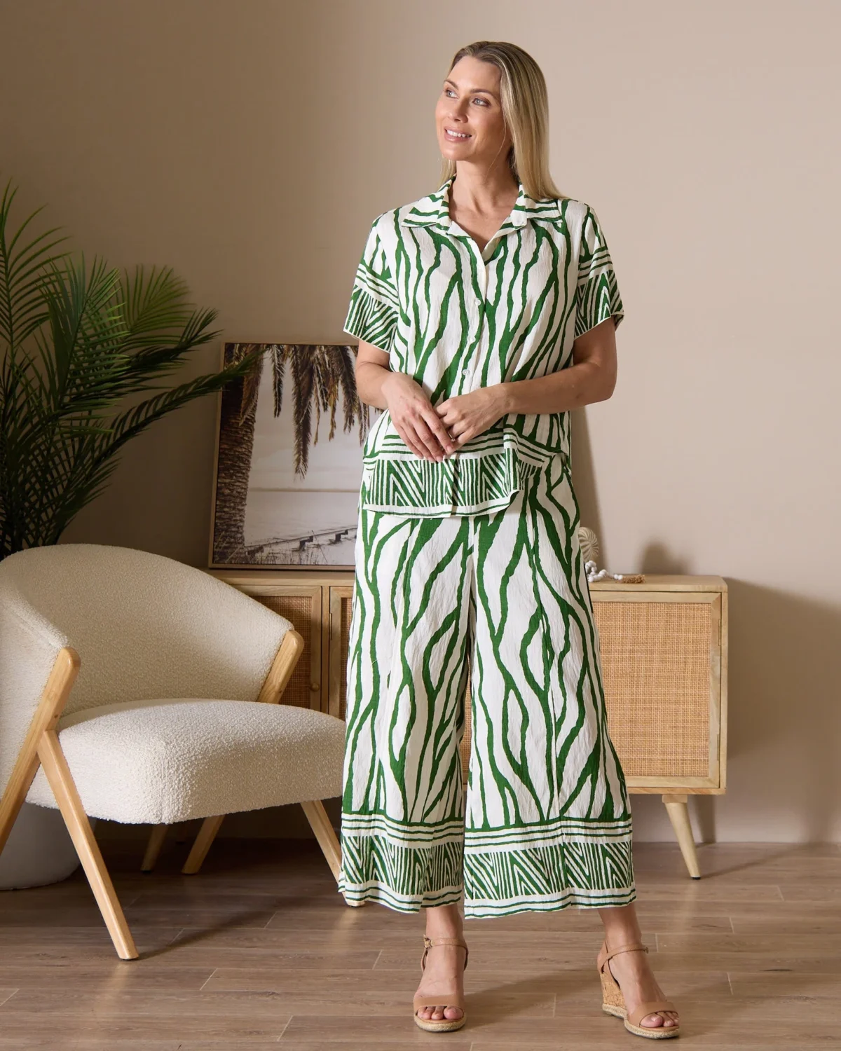 VLB31971_Border_Top_Green_VLP31974_Border_Print_Pant_Green_0494_b5f960fd-85f8-4473-ba09-11854fccef32.webp