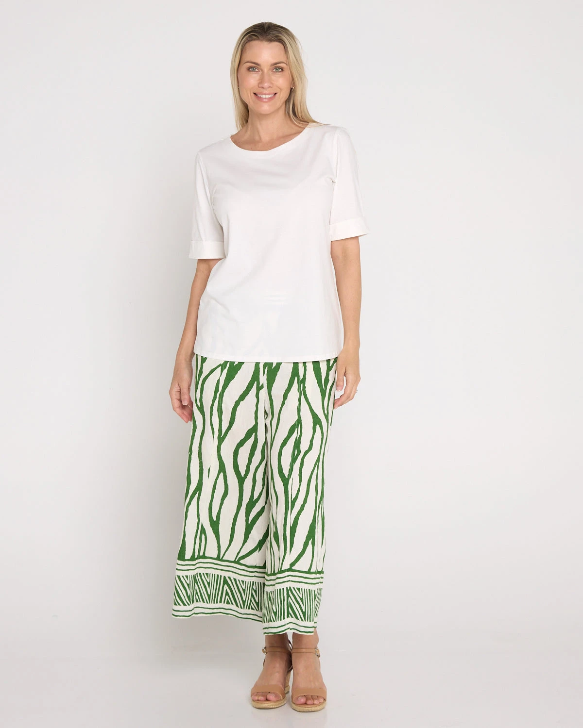 VLB31971_Border_Top_Green_VLP31974_Border_Print_Pant_Green_0503.webp