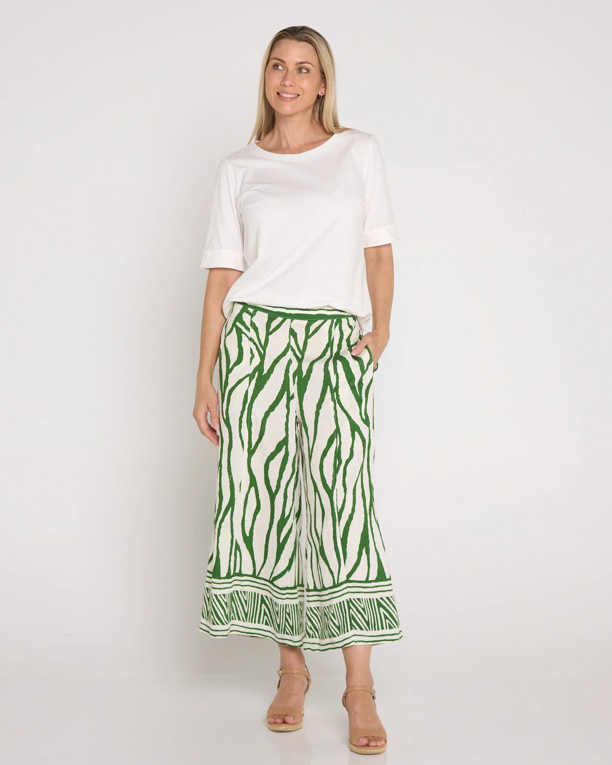 VLB31971_Border_Top_Green_VLP31974_Border_Print_Pant_Green_0520.webp