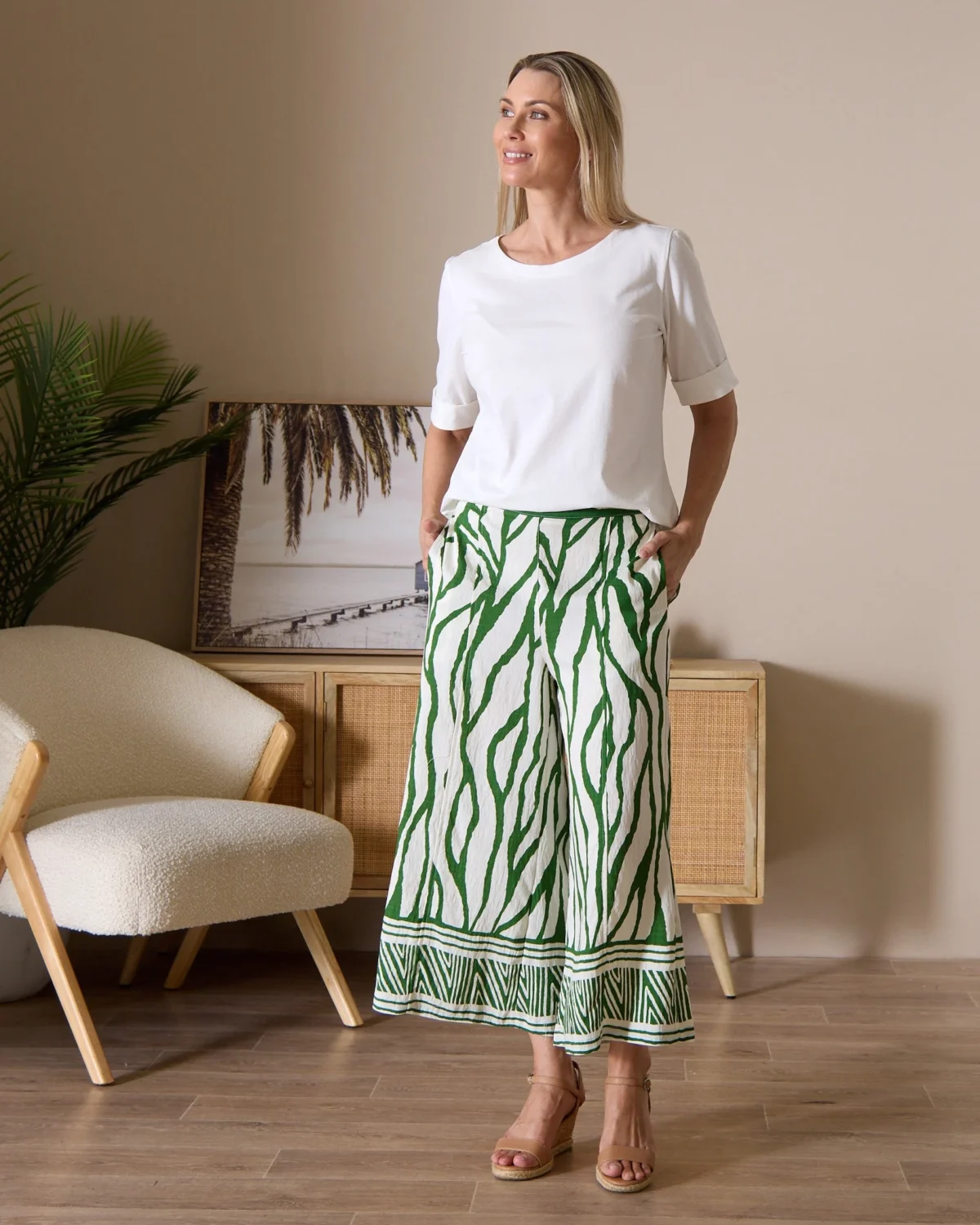 VLB31971_Border_Top_Green_VLP31974_Border_Print_Pant_Green_0527.webp