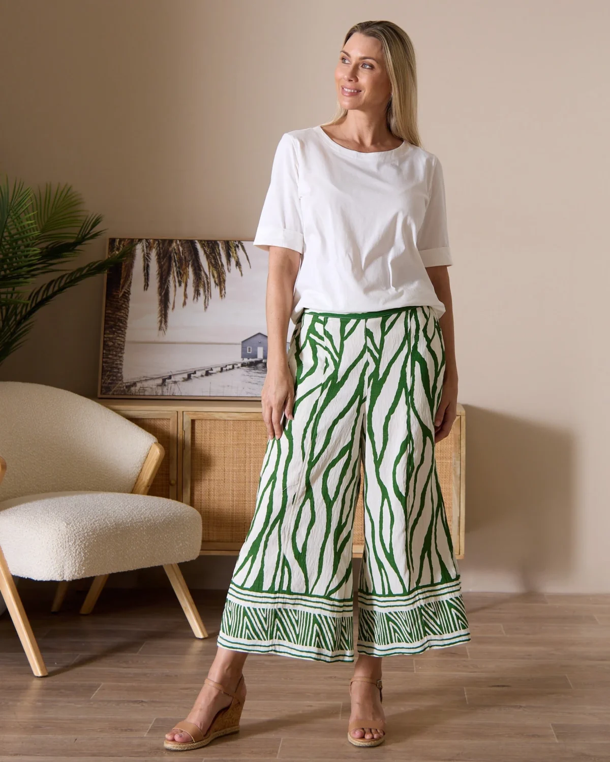 VLB31971_Border_Top_Green_VLP31974_Border_Print_Pant_Green_0530.webp