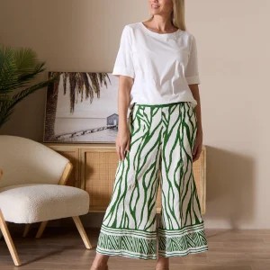 VLB31971_Border_Top_Green_VLP31974_Border_Print_Pant_Green_0530.webp